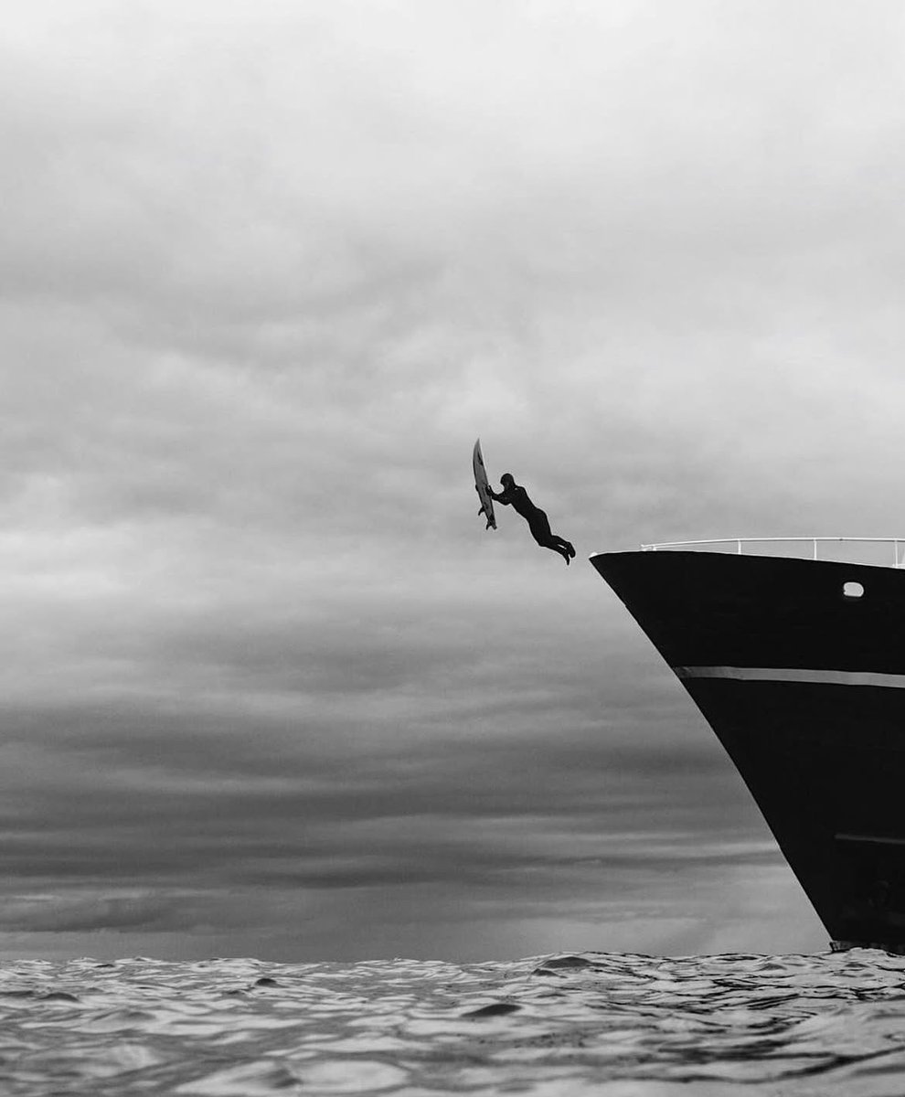 Sotto abissi di stelle penitenti,
il tempo ineluttabile si riscatta sul finale,
e man mano, scaliamo sogni ardenti,
ché l'essere si forgia roccia siderale.

#UnPoeticoSentire
Clessidra 

#photo Pierre David