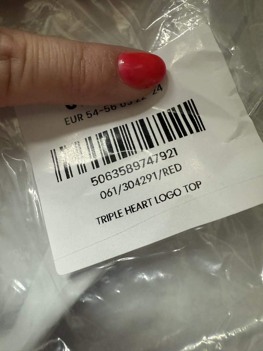 SLH_1990's tweet photo. @yoursclothing so I made an order, collected it today, the top I ordered isn’t what was sent. What can I do please? Do I need to pay to return when the mistake isn’t mine? https://t.co/ATm7NuYaDd