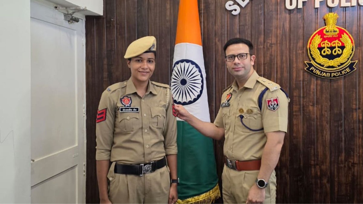 BatalaPolice's tweet photo. Batala Police extends heartfelt congratulations to the newly promoted officers.
Their promotion stands as a testament to their unwavering commitment, discipline, and integrity. Wishing them continued success and honor in their life ahead.
#PromotionDay
@PunjabPoliceInd
@BorderRange
ਬਟਾਲਾ ਪੁਲਿਸ ਨਵੇਂ ਤਰੱਕੀ ਪ੍ਰਾਪਤ ਅਧਿਕਾਰੀਆਂ ਨੂੰ ਦਿਲੋਂ ਵਧਾਈਆਂ ਦਿੰਦੀ ਹੈ।
ਉਨ੍ਹਾਂ ਦੀ ਤਰੱਕੀ ਉਨ੍ਹਾਂ ਦੀ ਅਟੁੱਟ ਵਚਨਬੱਧਤਾ, ਅਨੁਸ਼ਾਸਨ ਅਤੇ ਇਮਾਨਦਾਰੀ ਦਾ ਪ੍ਰਮਾਣ ਹੈ। ਉਨ੍ਹਾਂ ਦੀ ਆਉਣ ਵਾਲੀ ਜ਼ਿੰਦਗੀ ਵਿੱਚ ਲਗਾਤਾਰ ਸਫਲਤਾ ਅਤੇ ਸਨਮਾਨ ਦੀ ਕਾਮਨਾ ਕਰਦੇ ਹਾਂ।
