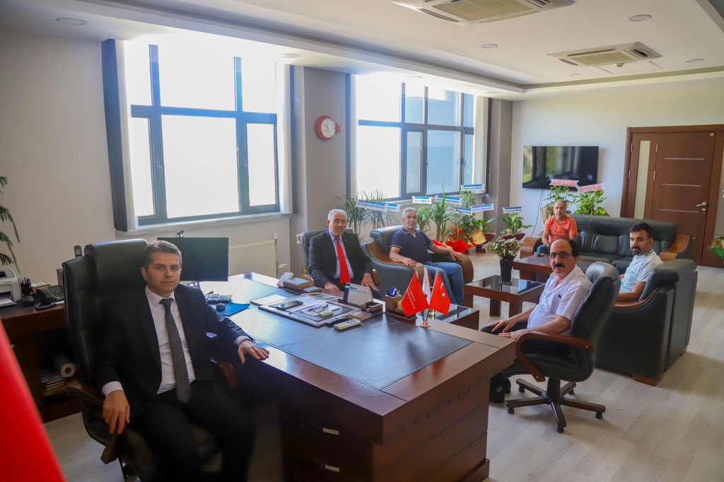 Bingöl Şehit Aileleri, Gazileri Ve İnsan Hakları Derneği ( BİŞHAK)Yönetim Kurulu Başkanlığı olarak, Bingöl Tarım İl Müdürlüğüne İl Müdürü olarak atanan Sayın Mehmet Fatih AKTAY’ı Makamında ziyaret ederek hayırlı olsun dileklerimizi ilettik.
Bizleri en iyi şekilde ağırlayıp