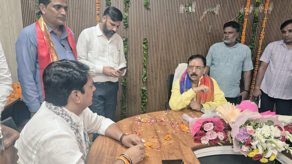Avinash Gehlot (@avinashgehlot_) on Twitter photo आज वित्त भवन, जयपुर में वरिष्ठ भाजपा नेता डॉ. अरुण चतुर्वेदी जी को राज्य वित्त आयोग के अध्यक्ष पद का कार्यभार ग्रहण करने पर शुभकामनाएं प्रेषित की।
आपके कुशल नेतृत्व में आयोग राज्य की आर्थिक नीतियों को सशक्त आधार प्रदान करेगा, ऐसी अपेक्षा है।
<a href="/BJP4Rajasthan/">BJP Rajasthan</a> आज वित्त भवन, जयपुर में वरिष्ठ भाजपा नेता डॉ. अरुण चतुर्वेदी जी को राज्य वित्त आयोग के अध्यक्ष पद का कार्यभार ग्रहण करने पर शुभकामनाएं प्रेषित की।
आपके कुशल नेतृत्व में आयोग राज्य की आर्थिक नीतियों को सशक्त आधार प्रदान करेगा, ऐसी अपेक्षा है।
<a href="/BJP4Rajasthan/">BJP Rajasthan</a>