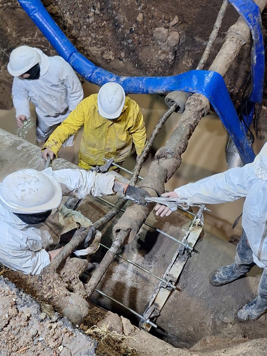 💪 Luego de más de 20 horas de trabajo continuo, el personal de OSSE restableció el servicio de agua.
Compromiso, vocación y respuestas concretas para nuestros vecinos.
#OrgulloOSSE