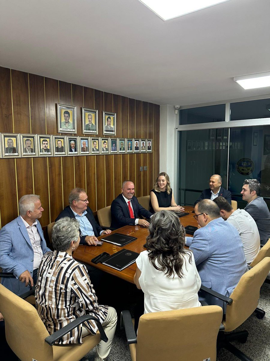 Tekirdağ Milletvekillerimiz Faik Öztrak, İlhami Özcan Aygun, Nurten Yontar, Çanakkale Milletvekilimiz İsmet Güneşhan, İl ve İlçe Örgütlerimiz ile birlikte Keşan Esnaf ve Sanatkârlar Kredi ve Kefalet Kooperatifi Başkanı Serhad Sezen ve yönetim kurulu üyelerini ziyaret ettik.