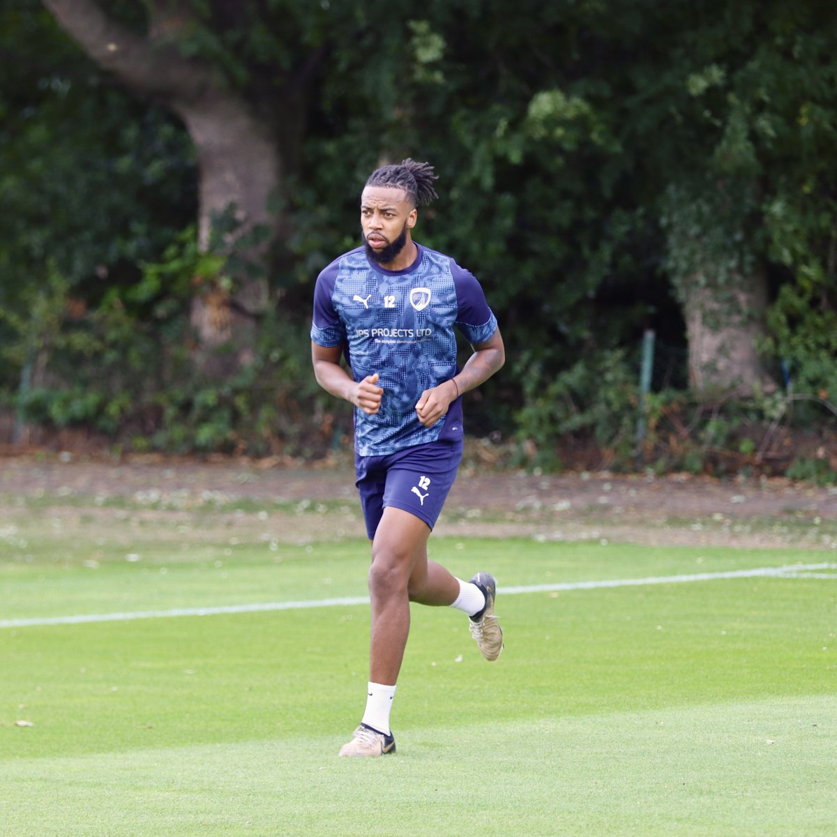Tyrone Williams was back at the Erwin Training Ground today.

A fantastic sight to see 💙👏

#Spireites