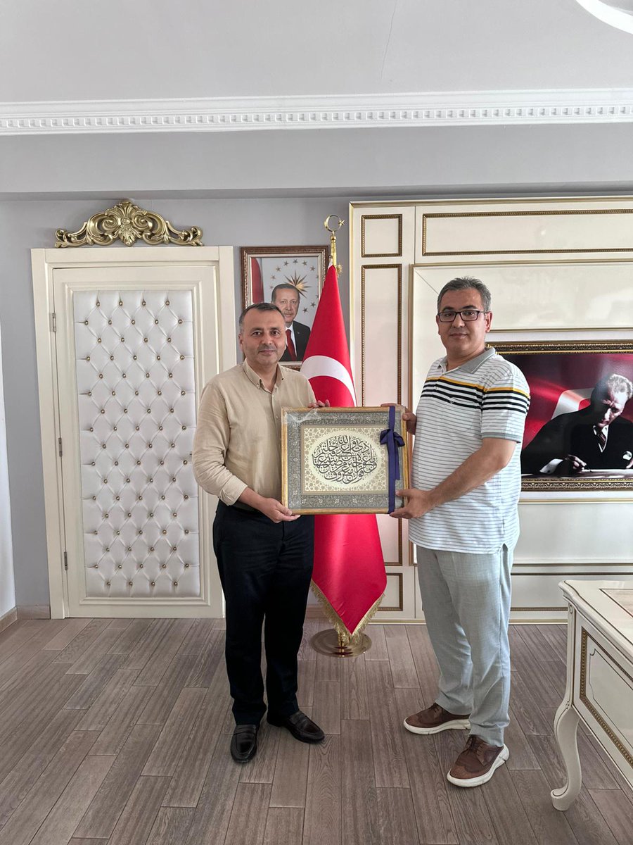 Dekanımız Prof. Dr. Hasan Meydan, Dekan Yardımcılarımız Doç. Dr. M. Ali Bağır ve Dr. Öğr. Üyesi Kübra Cevherli ile birlikte Akyazı İlçe Kaymakamı Mustafa İkbal EŞKİ'yi makamında ziyaret etti.