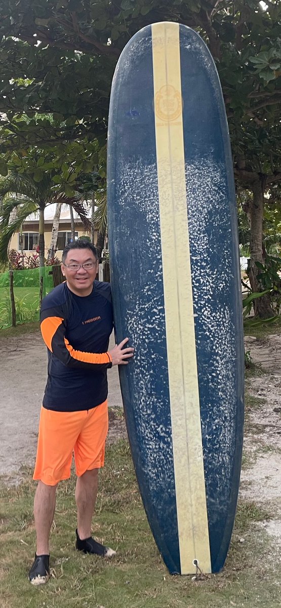 第一天冲浪，第10次的时候我站起来了！第15次的时候我甚至可以冲到最后坐下了！没我想象中那么难！教练情绪稳定面带笑容，明早继续 #siargao