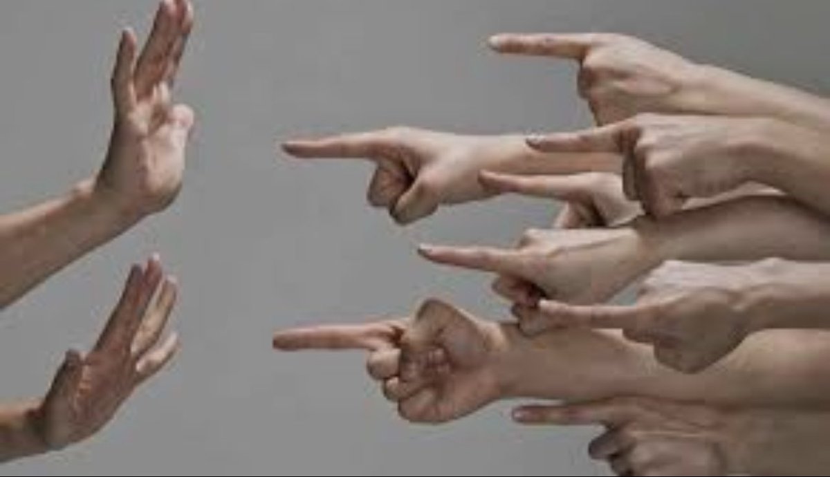 (اذا طاح الجمل كثرة سكاكينه)

بعض الناس ماترحم، قد تلحق الضرر بأي شخص دام لها في ذلك مصلحة، وتلصق مايروق لها فيه، وصدق يا مصدق.