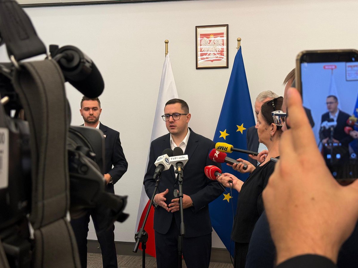 Ministerstwo Przemysłu (@mpgovpl) on Twitter photo 💬 Ustawa o niskich cenach energii to efekt szerokich konsultacji ze stroną społeczną, odbiorcami i przemysłem. Odblokowuje potencjał OZE, co pozwoli realnie obniżyć ceny energii dla odbiorców – Minister Energii <a href="/motykamilosz/">Miłosz Motyka</a> na konferencji z <a href="/Konf_Lewiatan/">Konfederacja Lewiatan</a> <a href="/PracodawcyRP/">Pracodawcy RP</a> <a href="/pse_pl/">PSE S.A.</a> 💬 Ustawa o niskich cenach energii to efekt szerokich konsultacji ze stroną społeczną, odbiorcami i przemysłem. Odblokowuje potencjał OZE, co pozwoli realnie obniżyć ceny energii dla odbiorców – Minister Energii <a href="/motykamilosz/">Miłosz Motyka</a> na konferencji z <a href="/Konf_Lewiatan/">Konfederacja Lewiatan</a> <a href="/PracodawcyRP/">Pracodawcy RP</a> <a href="/pse_pl/">PSE S.A.</a>