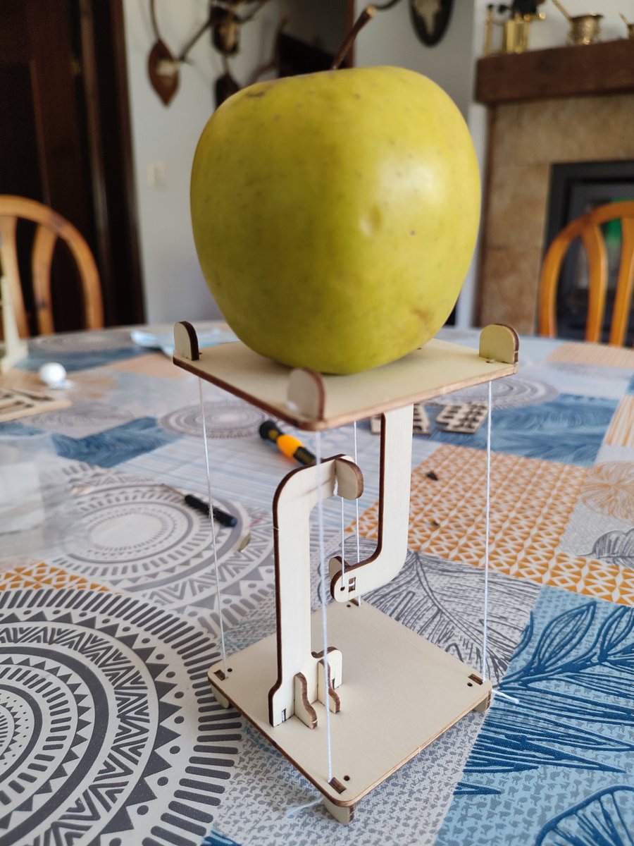 Lo de la tensegridad es de esas cosas que hasta que no lo haces, no te lo crees. Con 5 hilitos....