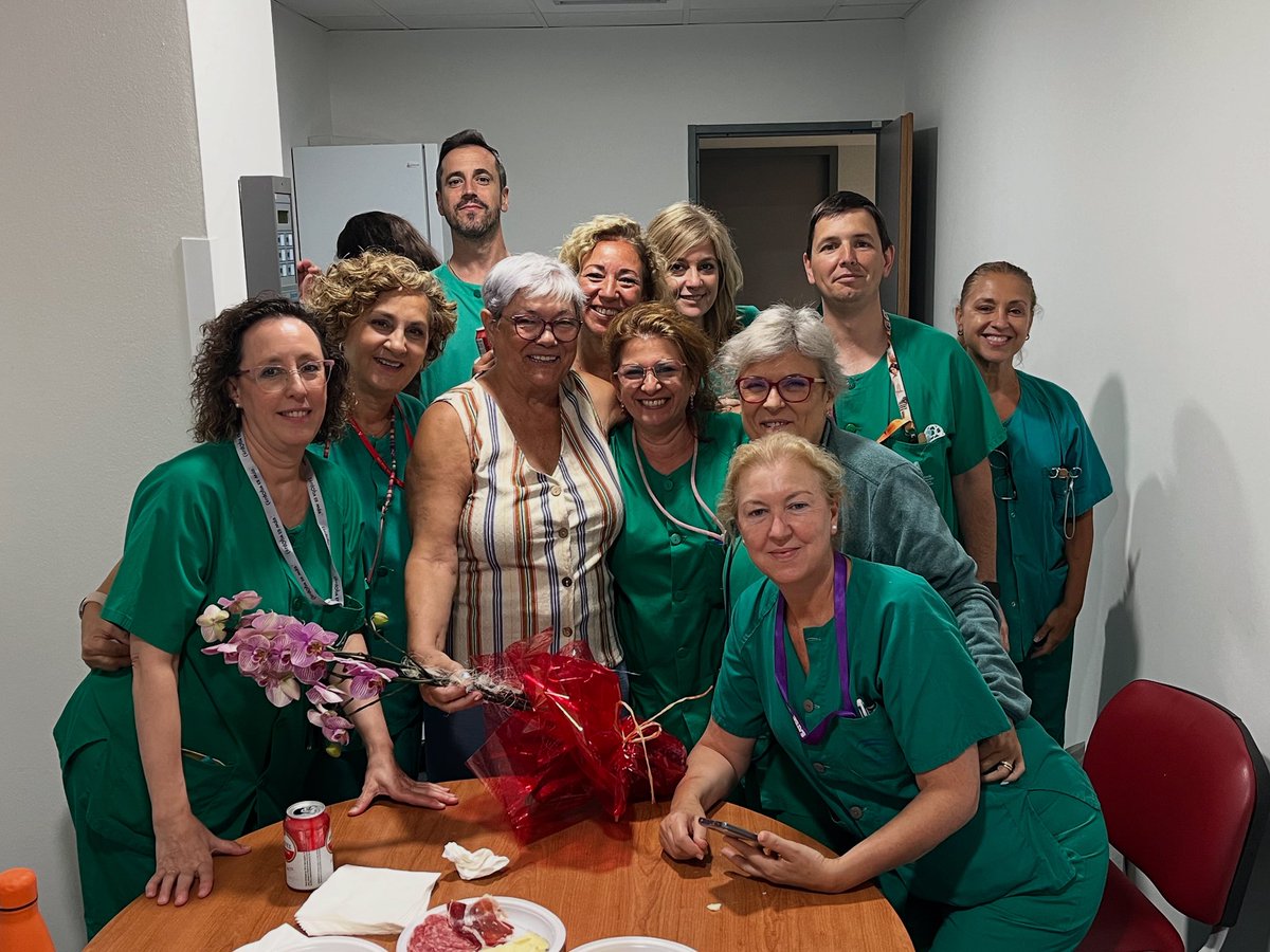 💐 Nuestra compañera Rosa Pineda pasa desde hoy a engrosar la lista de enfermeras que se ganaron el merecido descanso tras años de dedicación al cuidado de los pacientes críticos.
Nuestra más sincera enhorabuena y deseos de felicidad en su nueva etapa.