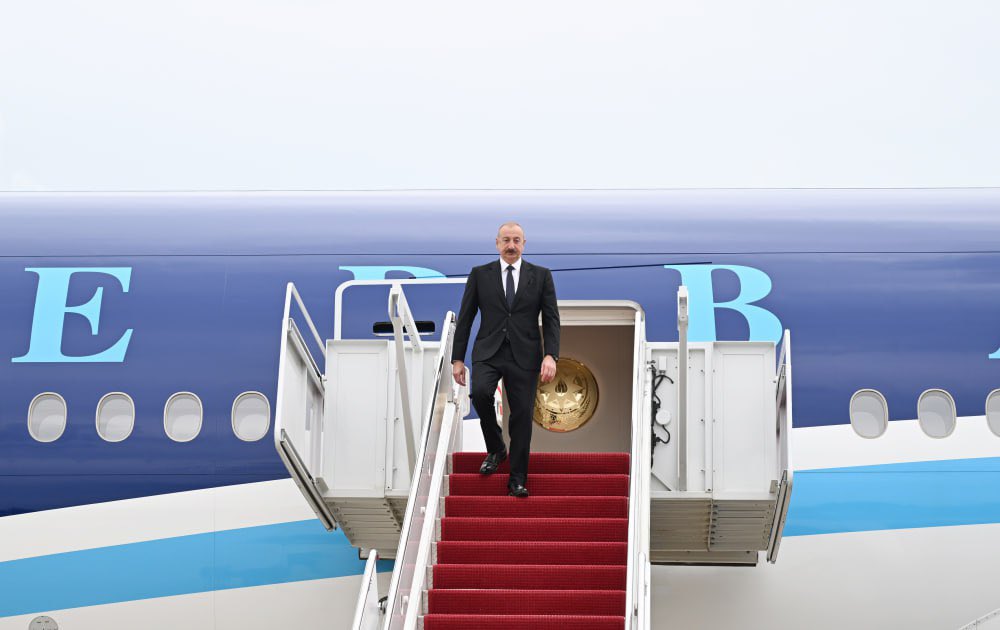 CaliberEnglish's tweet photo. 🇦🇿🇺🇸President of the Republic of Azerbaijan Ilham Aliyev has arrived in Washington for a working visit at the invitation of President of the United States of America Donald Trump.

President Ilham Aliyev was welcomed by officials at Joint Base Andrews military facility. https://t.co/3jg0X64bIb