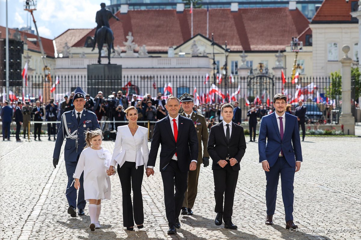 Kamila Baranowska (@baranowskakam) on Twitter photo Ładnie uchwycone pierwsze wejście nowego prezydenta i jego rodziny do Pałacu Ładnie uchwycone pierwsze wejście nowego prezydenta i jego rodziny do Pałacu