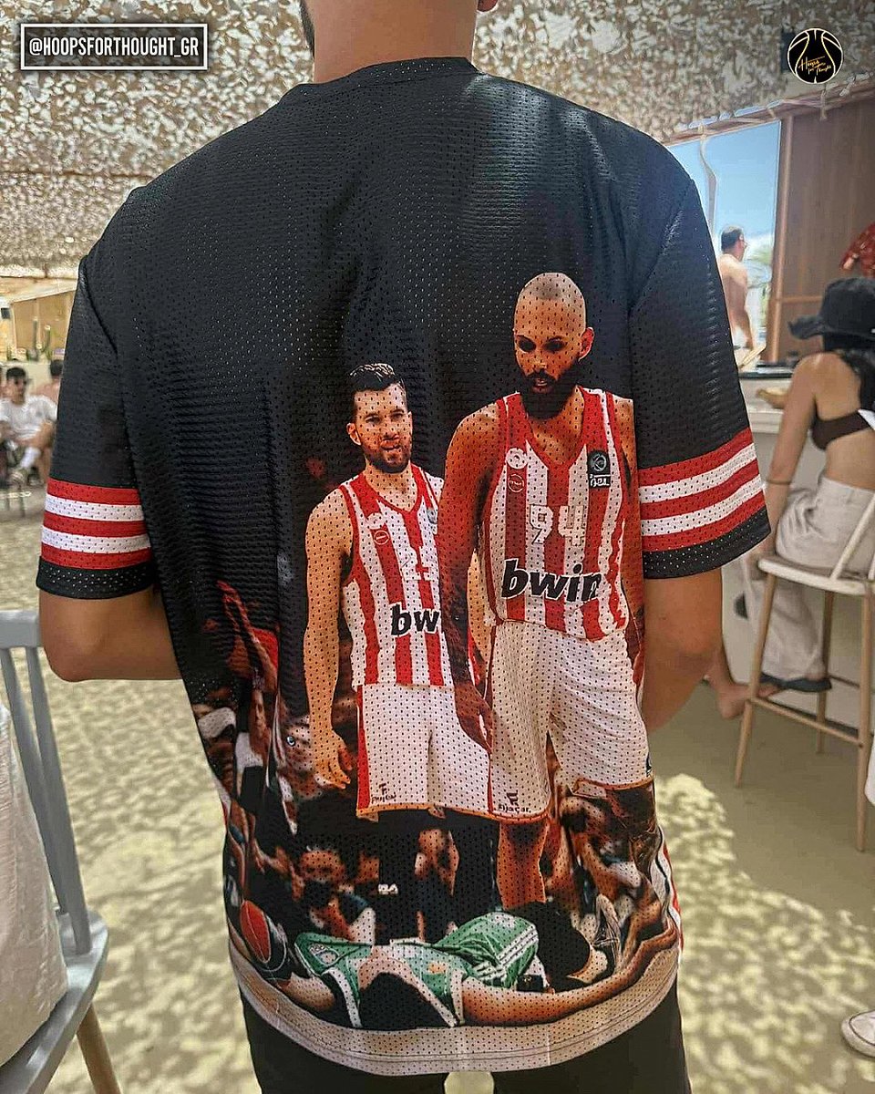 Olympiacos fans choose to enjoy their summer in a different style 🌴☀️

#hoopsforthoughtgr #olympiacosbc #paobc #euroleague #basketball #greece #fournier #sloukas #eurobasket