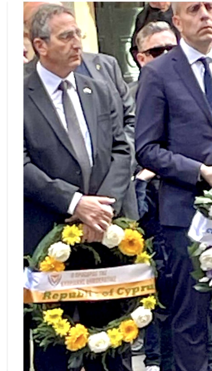 Christophides's tweet photo. Με αποδείξεις και ντοκουμέντα:

Πρέπει να σταματήσουν να κοροϊδεύουν τον κυπριακό λαό. Όταν αποκάλυψα στην κοινή συνεδρία των τριών επιτροπών το γεγονός ότι τον Υπεύθυνο Συντονιστή για τις πυρκαγιές έστειλε στην Αυστραλία ο Πρόεδρος της Δημοκρατίας έγινε προκλητική προσπάθεια να παραπλανήσουν. 

Ισχυρίστηκαν ότι μόνος του σηκώστηκε και πήγε στην Αυστραλία ο Συντονιστής των πυρκαγιών! 
Έλεος. Αυτή δεν είναι μια συνηθισμένη επίσκεψη. Είναι οι επίσημες εκδηλώσεις της ομεγένειας και στο περιθώριο τους γίνονται πολλές και σημαντικές επαφές με παράγοντες της Αυστραλιανής κυβέρνησης. 

Παρόλο που για όσους γνωρίζουμε, είναι αστεία υπόθεση να συζητάμε καν ότι δεν στάλθηκε από τον Πρόεδρο της Δημοκρατίας στην Αυστραλία, επειδή όμως πρέπει να σταματήσει η κοροϊδία, αποκαλύπτουμε σήμερα ορισμένα στοιχεία:

- ο Συντονιστής που όρισε το Υπουργικό Συμβούλιο για να συντονίζει την αντιμετώπιση των πυρκαγιών, στην Αυστραλία, κρατώντας το στεφάνι που γράφει «ο Πρόεδρος της Κυπριακή Δημοκρατίας». Φαντάζομαι μόνος του αποφάσισε να το καταθέσει.

- Επίσημη ανακοίνωση της Υπάτης Αρμοστίας της Κυπριακής Δημοκρατίας στην Αυστραλία, στον επίσημο της λογαριασμό, που ευχαριστεί τον κ. Γρηγορίου για την παρουσία του εκπροσωπώντας τον  Πρόεδρο της Δημοκρατίας.

- η ανακοίνωση για την συνάντηση με τον Αρχιεπίσκοπο στο Σίδνευ που λέει ότι ο Αρχιεπίσκοπος έκανε συνάντηση με τον κύριο Γρηγορίου που εκπροσωπεί τον Προέδρο της Δημοκρατίας. 

- Συνάντηση με αξιωματούχο του Αυστραλιανού ΥΠΕΞ τον οποίο ενημέρωσε για τις εξελίξεις στο κυπριακό. Φαντάζομαι έτσι από μόνος του το αποφάσισε.

- η επίσημη ανακοίνωση της ΣΕΚΑ που λέει οτι ο κ. Γρηγορίου θα χαιρετήσει την εκδήλωση εκπροσωπώντας την Κυπριακή Δημοκρατία.

- Συνομιλίες στην Αυστραλιανή πρωτεύουσα με επισήμους της Αυστραλίας. Φαντάσομαι επειδή το αποφάσισε από μόνος του.

Το δούλεμα πρέπει να σταματήσει. 

Το Συντονιστή για τις πυρκαγιές τον έστειλε ο Πρόεδρος της Δημοκρατίας στην Αυστραλία. Στην καλύτερη για αυτόν περίπτωση, εν γνώση του. Και έγινε το μεγάλο κακό με βασικότερη αδυναμία την έλλειψη συντονισμού. Με βάση τις μαρτυρίες όλων των πρωταγωνιστών

Ο Πρόεδρος και το Προεδρικό επέδειξαν ελλιπή πολιτική κρίση. Πρέπει να επιδείξουν θάρρος και να το παραδεχτούν. Και όχι να εξευτελίζουν ένα άνθρωπο για να κρυφτούν οι ίδιοι.
