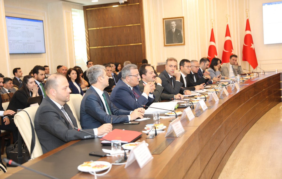 KaanCetinbas's tweet photo. TEKLİFLERİMİZİN VE KOMİSYON RAPORLARININ MÜZAKERE SÜRECİ BAŞLADI 

8. Dönem Toplu Sözleşme görüşmeleri kapsamında, hizmet kolumuza yönelik tekliflerimizin ve komisyon raporlarının müzakere süreci başladı.

Müzakerelere; Genel Başkanımız Yusuf Yazgan ile Genel Başkan Yardımcılarımız Mahmut Ergen, Hüseyin Yüksel, Ahmet Kızıl, Cemal Üstün ve Zekeriya Köftercioğlu katıldı. 

Görüşmelerde; Memur-Sen Konfederasyonumuz Genel Başkanı Ali Yalçın ve Mevzuat ve Toplu Sözleşmeden Sorumlu Genel Başkan Yardımcısı Hacı Bayram Tonbul; Kamu İşveren Heyeti adına Çalışma ve Sosyal Güvenlik Bakanlığı Bakan Yardımcısı Faruk Özçelik ile kurum/kuruluş temsilcileri de yer aldı.

Sahadan gelen taleplerin kazanıma dönüşmesi, emeğin karşılığını bulması ve yaşanan kayıpların telafisi için Toplu Sözleşme Masasındaki mücadelemizi kararlılıkla sürdürüyoruz.

Niyet hayr Akıbet hayr.
