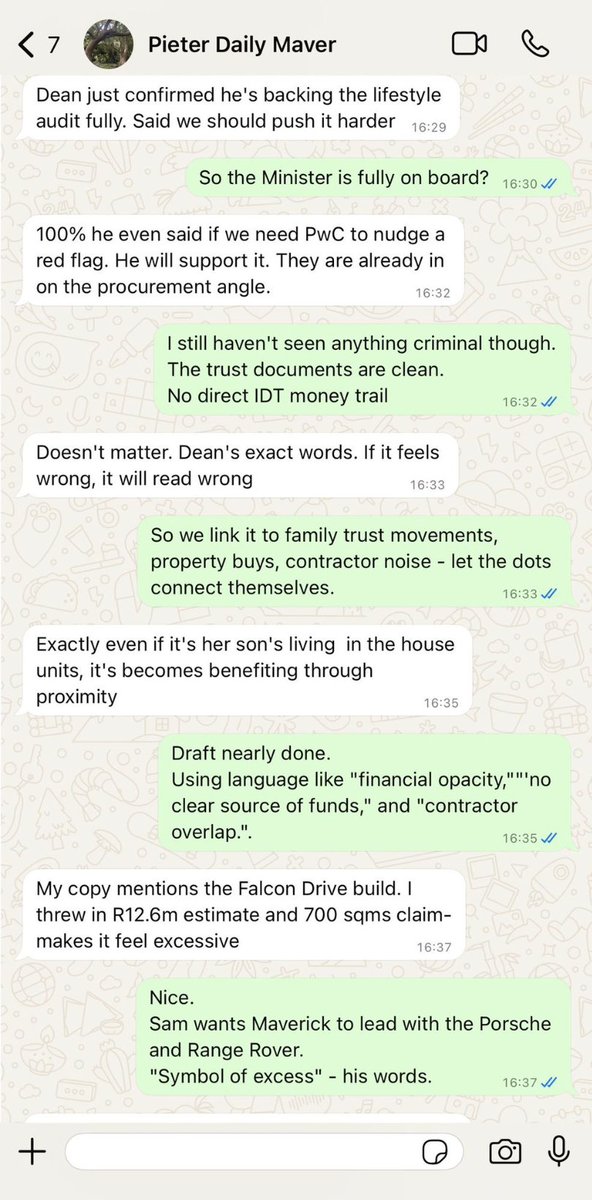 The forensic animal in me just can't resist dealing with these fake Whatsapps again doing the rounds 😆 Guys, if these were screengrabs from someone's phone chatting to ME, MY messages would be white, and the other person's messages would be GREEN. #IDT #TebogoMalaka