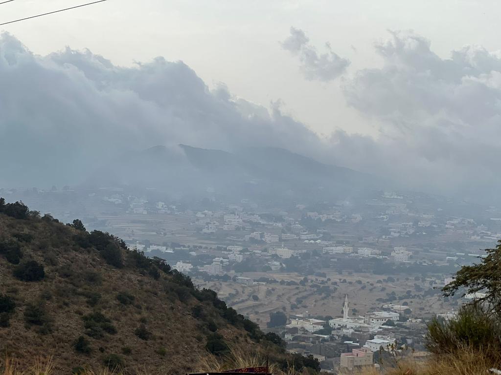 بَاحةُ رَبِيعة، في اجْتاحٍ طَبِيعيٍّ للغُيومِ، يتَكَسَّرُ مَطَرًا على مشَارِفِها.

#أبها #عسير #رجال_ألمع
#الجنوب #الجنوبية #السعودية