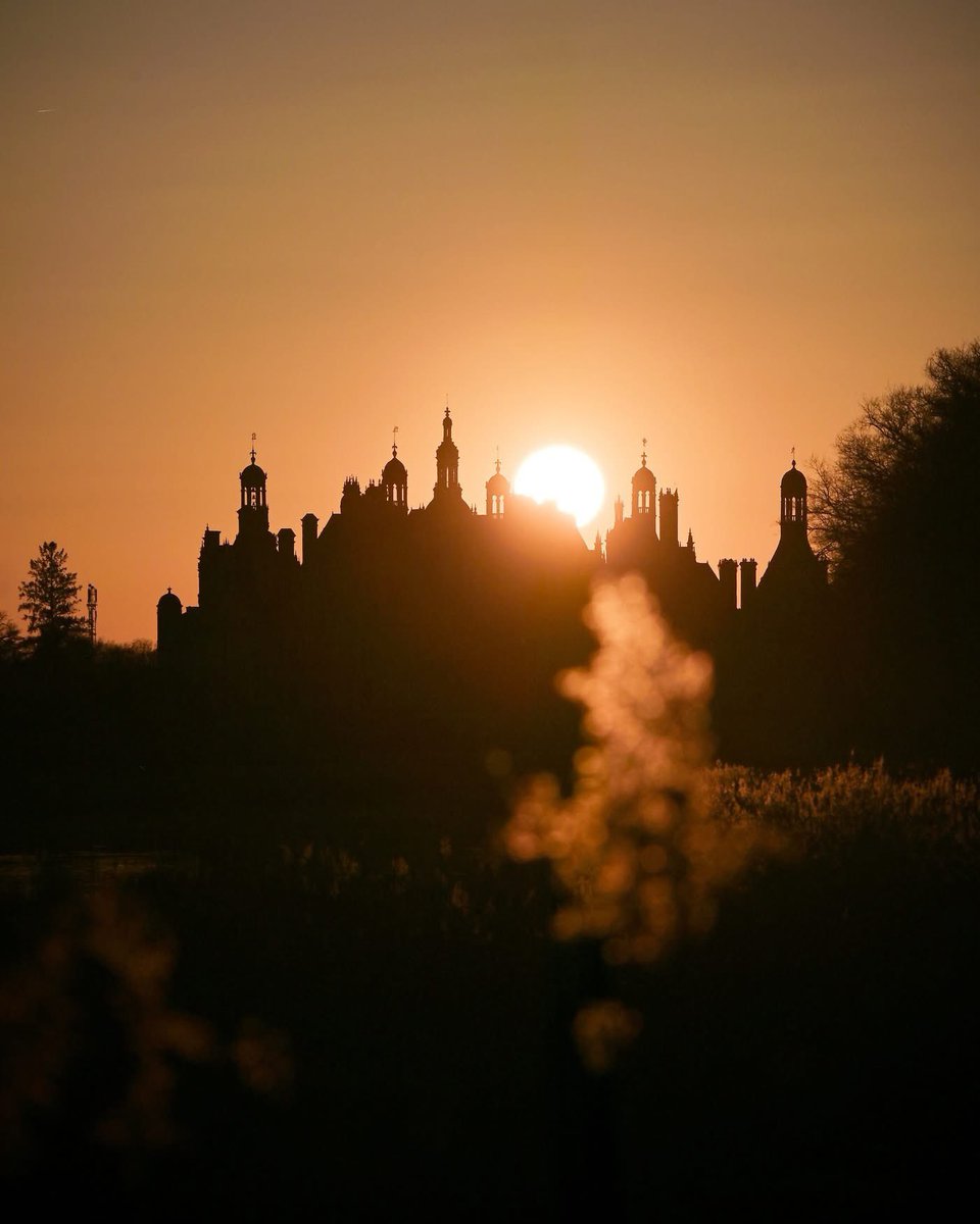 #JeudiPhoto - Approchez ! 
Le <a href="/domainechambord/">Château de Chambord</a> apparaît 👁️🌞