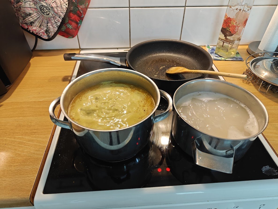 Broiskusuikalekastiketta ja jasmiiniriisiä on tänään agendalla. Vähän keittelee vielä kasaan. Juustoinen kastike, voimakasta Koskenlaskijaa sekaan, niin a'vot. #ruokajutut