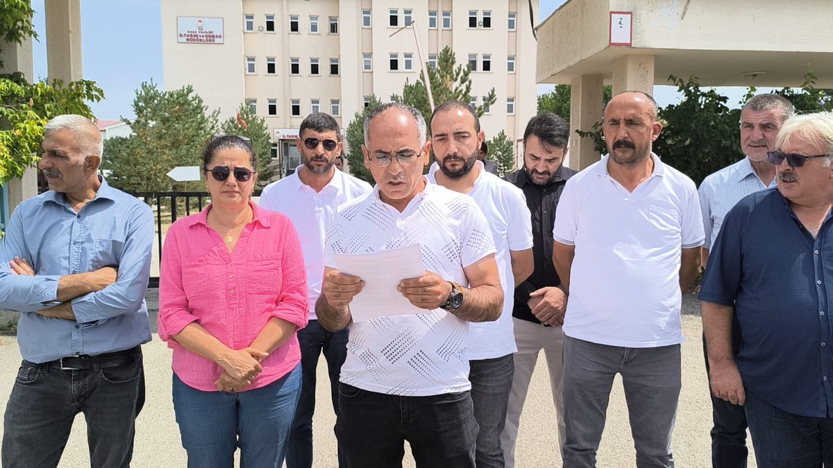 DEM Parti olarak Kars halkının, üreticinin ve emekçinin yanındayız. Şap salgına karşı etkili önlem alınana dek konunun takipçisi olacağımızı, her platformda bu sorumluluğu dile getireceğimizi kamuoyuna ilan ediyoruz.

Kamuoyuna saygıyla duyurulur.