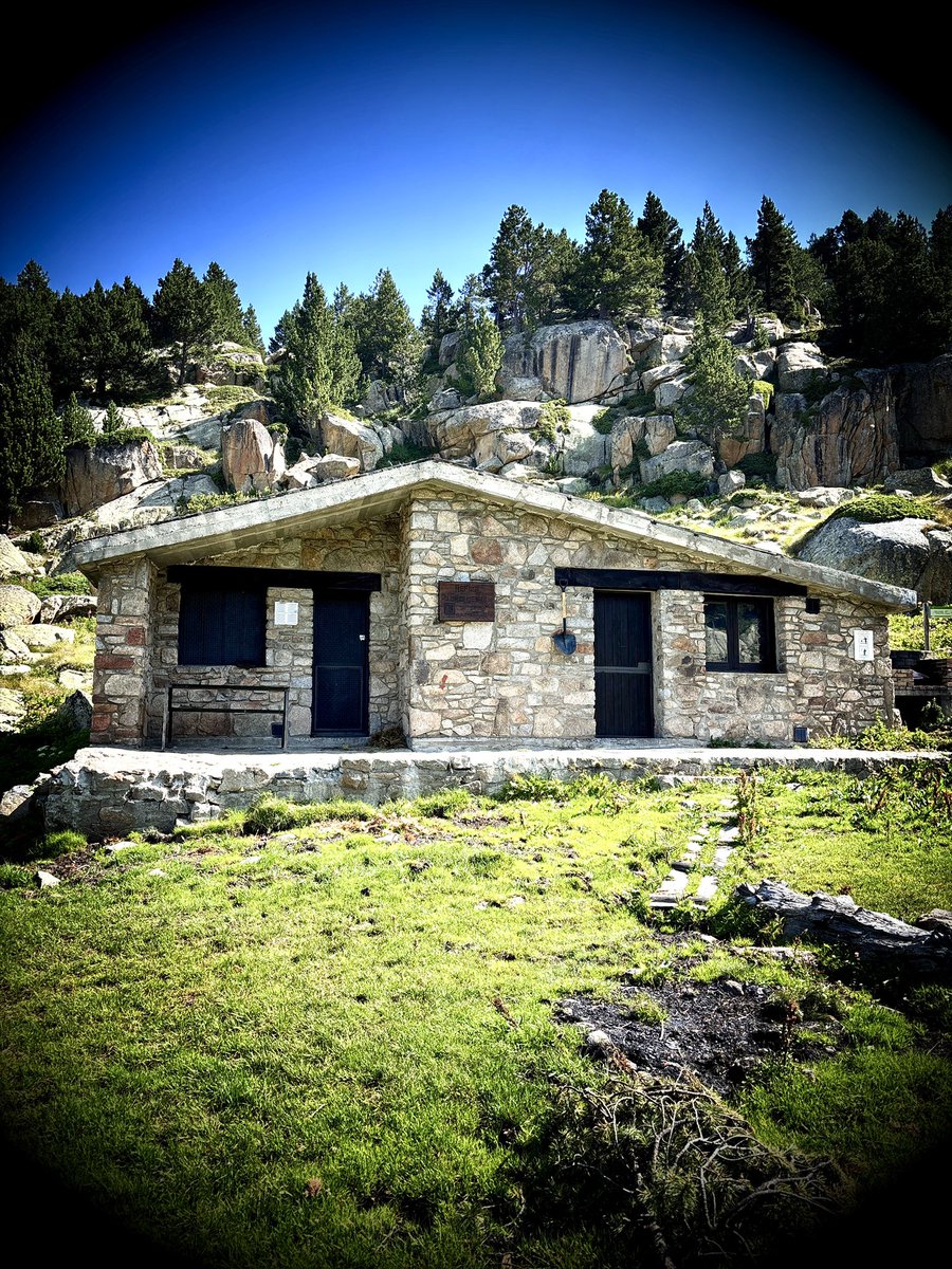 Estany Moreno 2.371 m. Un dels estanys més bonics i menys coneguts. Refugi Ensagents 2.420 m. Andorra