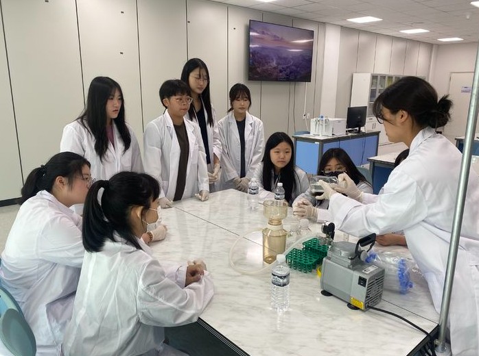 polarkangkopri's tweet photo. KOPRI’s Polar Open Lab engaged students and teachers with hands-on workshops on glaciers, microbes, and the atmosphere—nurturing future climate leaders.
https://t.co/qRu17HZbP4
#KOPRI https://t.co/MV0kvW2ryk