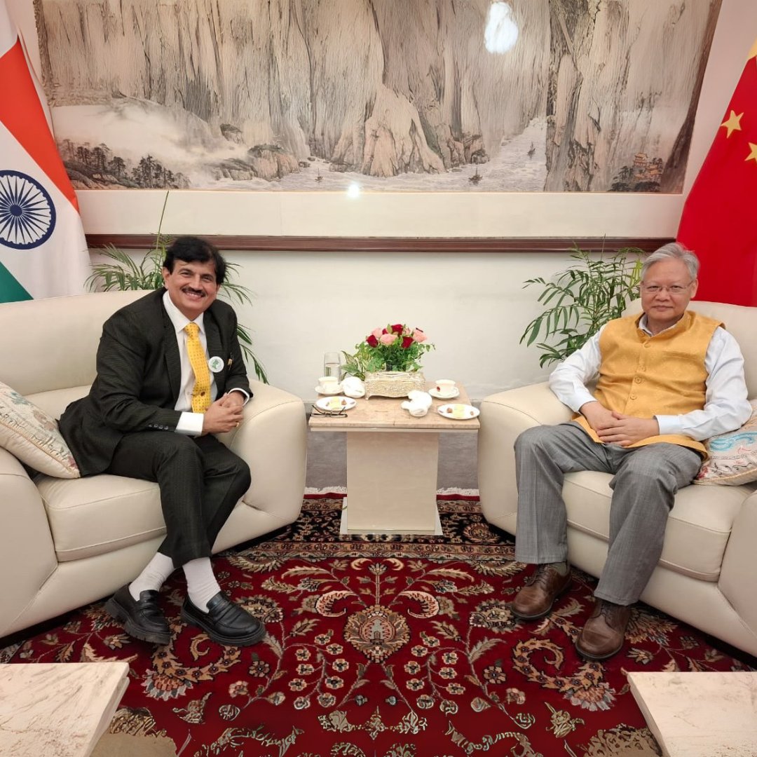 𝐃𝐫. 𝐉𝐢𝐭𝐞𝐧𝐝𝐫𝐚 𝐉𝐨𝐬𝐡𝐢, 𝐏𝐫𝐞𝐬𝐢𝐝𝐞𝐧𝐭 𝐨𝐟 𝐆𝐈𝐁𝐅, 𝐦𝐞𝐭 𝐰𝐢𝐭𝐡 𝐇.𝐄. 𝐗𝐮 𝐅𝐞𝐢𝐡𝐨𝐧𝐠, 𝐀𝐦𝐛𝐚𝐬𝐬𝐚𝐝𝐨𝐫 𝐨𝐟 𝐂𝐡𝐢𝐧𝐚 𝐭𝐨 𝐈𝐧𝐝𝐢𝐚, to strengthen 𝐈𝐧𝐝𝐨-𝐂𝐡𝐢𝐧𝐚 𝐛𝐮𝐬𝐢𝐧𝐞𝐬𝐬 𝐭𝐢𝐞𝐬.He praised GIBF’s global initiatives &amp; sought support