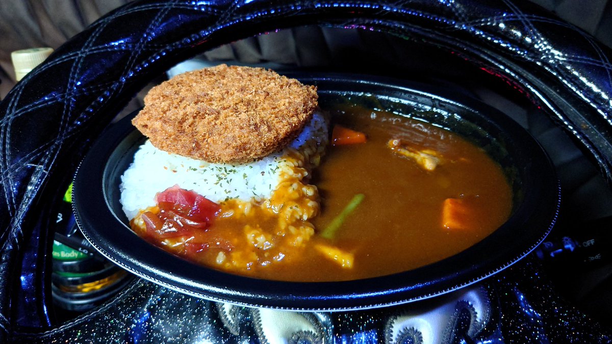 goblins1670's tweet photo. デイリーヤマザキで夜ご飯
ボリュームカレーにしてみた。
600ｸﾞﾗﾑだって。メンチカツのせてみた。 https://t.co/LYs8atcXId