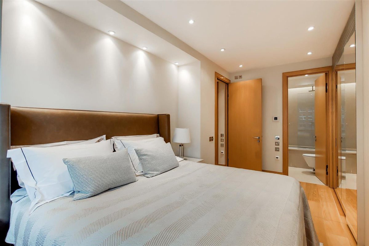 Sales Property of the Week: Refurbished flat situated on the 6th floor of this popular purpose built block. This bright and spacious apartment comprises 3 bedrooms, 2 bathrooms, large reception room and guest cloakroom!

bit.ly/47i964j

#ForSale