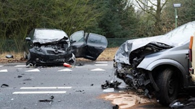 No existe concurrencia de culpas sino culpa exclusiva del conductor fallecido cuando invade el carril contrario durante una maniobra de adelantamiento, por <a href="/gtabogados13/">González Torres Abogados</a>  togas.biz/articulos/arti…