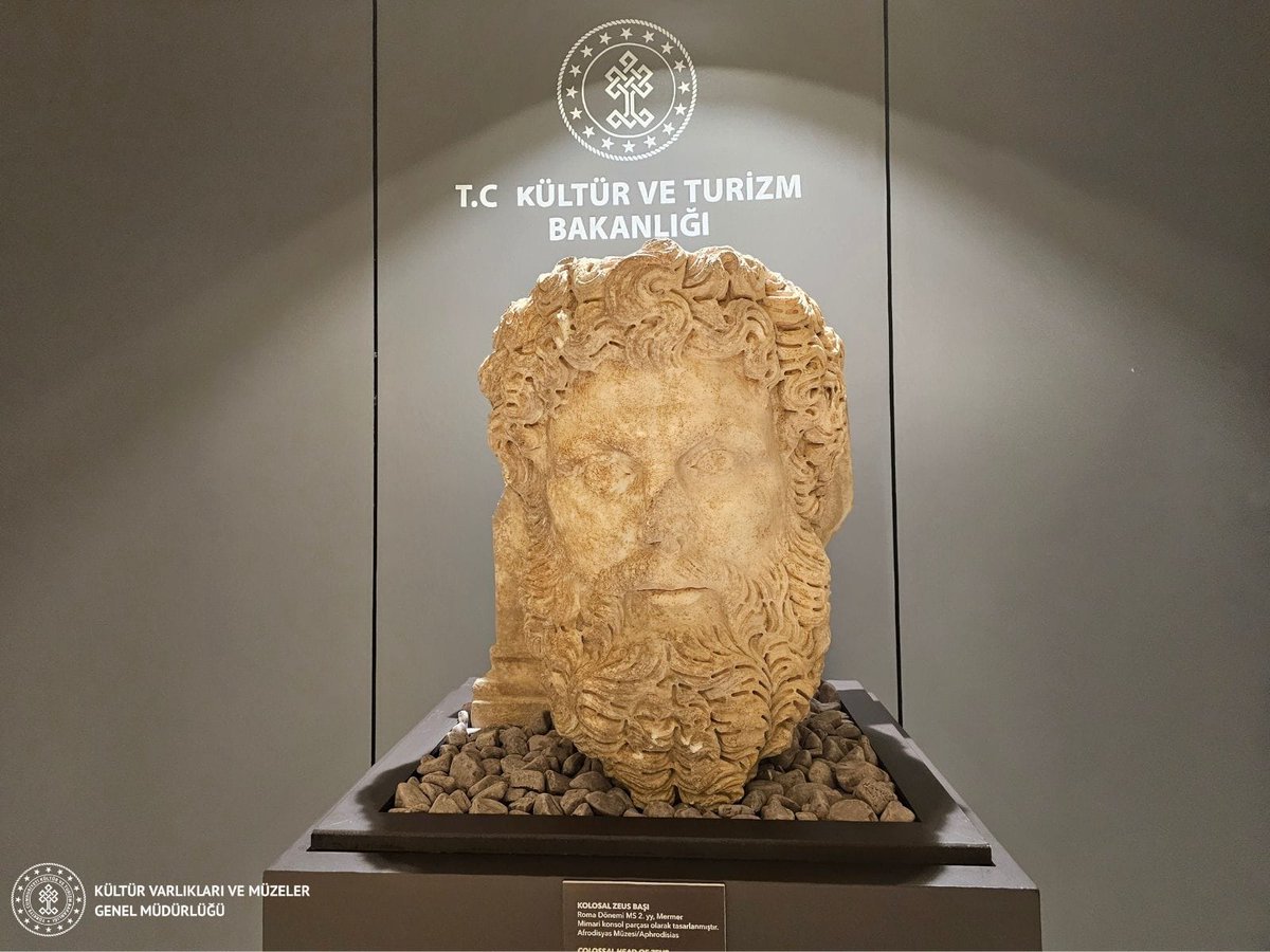 📍 29 ülkeden 250’yi aşkın bilim insanının katılımıyla gerçekleştirilen “Geleceğe Miras” temalı Uluslararası Arkeoloji Sempozyumu aynı zamanda önemli bir sergiye ev sahipliği yapıyor. Eserlerin yüzde sekseninin ilk defa sergilendiği ve 6 ay boyunca ziyarete açık olacak