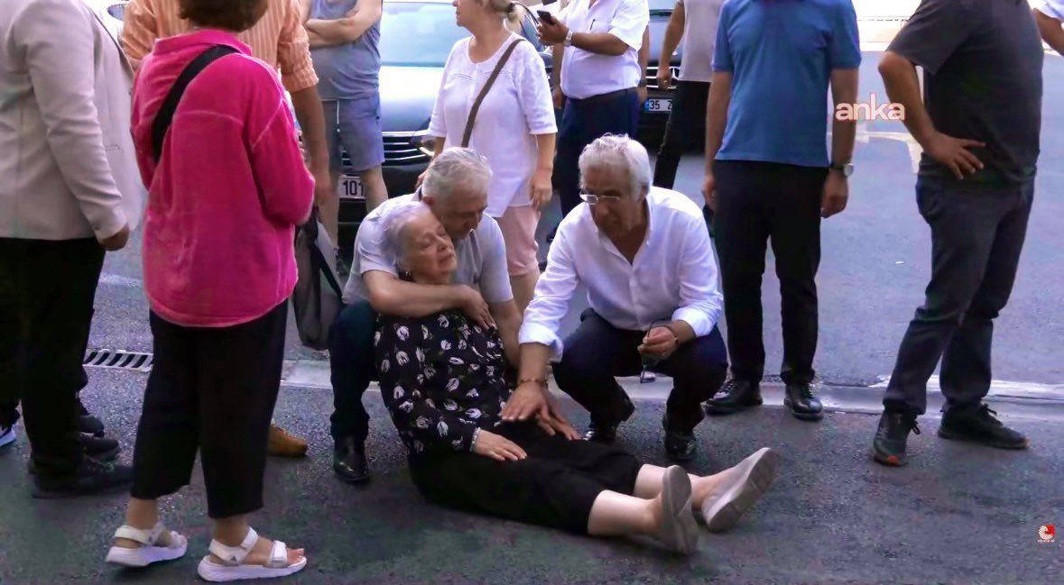 Bu İktidar Trabzon’unu Kaybetmiştir!

Televizyonda Çalık Başkanın 20 günlük son hastane macerası ve acil tetkikleri sonucunda yeniden cezaevine naklolacağı yazıyordu birkaç saattir. Çok içerlemiştim “Nasıl olur bu nasıl insaf” diye… 

Daha beteri varmış, saat 17 civarı