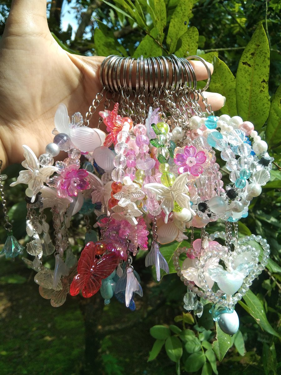 ClastiqueSeora's tweet photo. @Lalaalvy Per aksesoris-an. Ada gelang, Choker, Bag Charm, Keychain, strap phone jugaa 🌺.  +Gratis ongkir https://t.co/Gr9r4meWMo