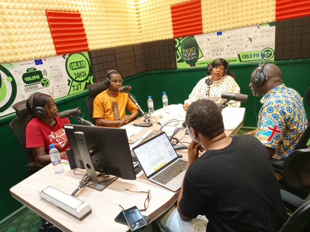 Communication RNL (@comndekeluka) on Twitter photo 🎧En ligne, sur le site de <a href="/RadioNdekeLuka/">Radio Ndeke Luka</a> notre table ronde sur les troubles mentaux, en partenariat avec <a href="/CRbuildpeace/">Conciliation Resources</a>. En 🇨🇫 la santé mentale reste un enjeu crucial pour la paix et la cohésion sociale.
👉 shorturl.at/8rdVT
#StopStigmatisation #Inclusion
<a href="/FondHirondelle/">Fondation Hirondelle</a> 🎧En ligne, sur le site de <a href="/RadioNdekeLuka/">Radio Ndeke Luka</a> notre table ronde sur les troubles mentaux, en partenariat avec <a href="/CRbuildpeace/">Conciliation Resources</a>. En 🇨🇫 la santé mentale reste un enjeu crucial pour la paix et la cohésion sociale.
👉 shorturl.at/8rdVT
#StopStigmatisation #Inclusion
<a href="/FondHirondelle/">Fondation Hirondelle</a>