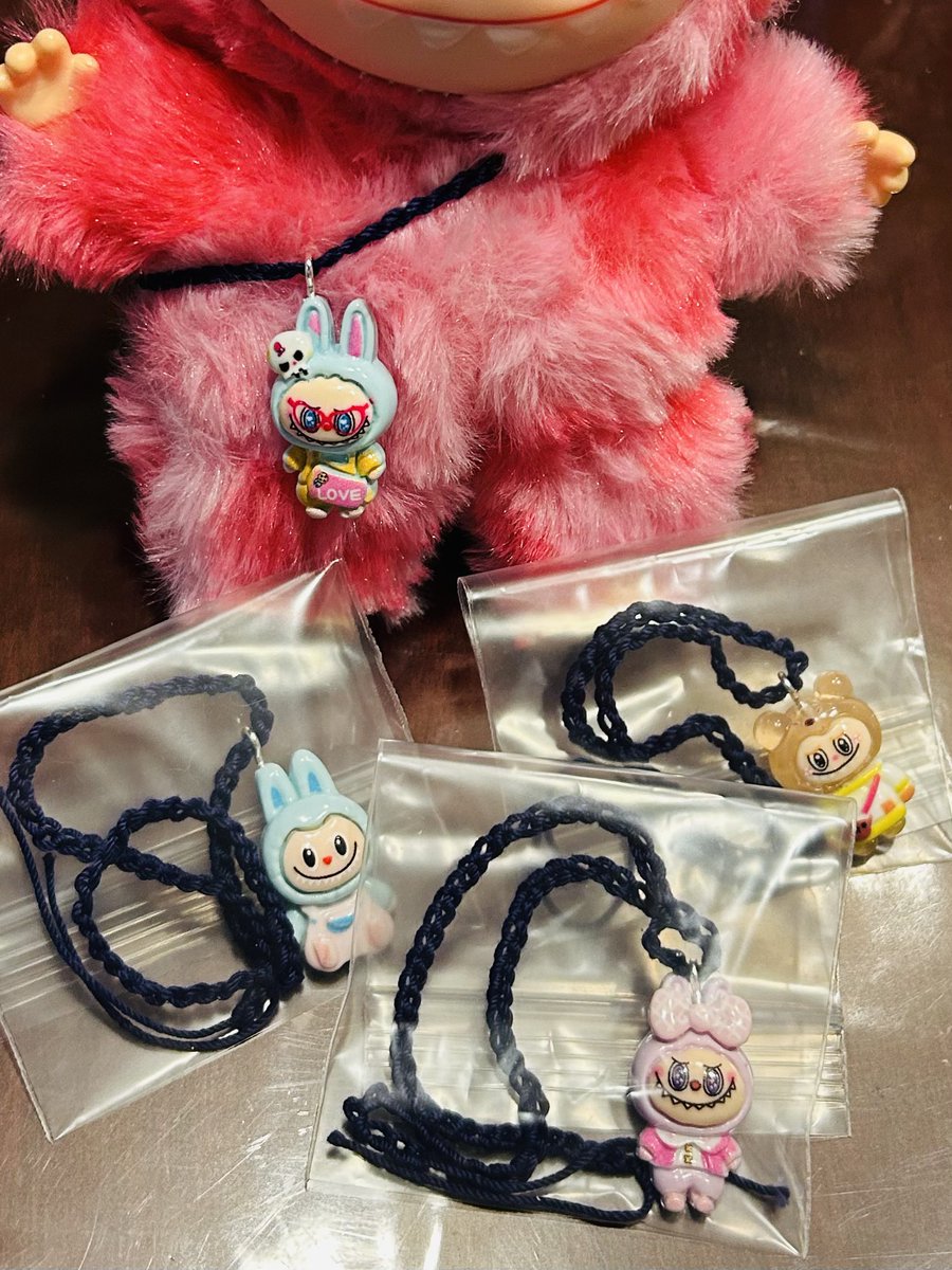 8/8(金)〜
おひとりさま合計
¥1200以上お買い上げで
こちらの扇子をプレゼントいたします🎁
組み合わせは自由です✨

⚫︎ラブブ風ポシェットくじ
くじの為ランダムです🌟
※写真は一部です
※紐の長さは20cmぬいがつけれるほどの長さです
ぬいの大きさに合わせて結んであげてください