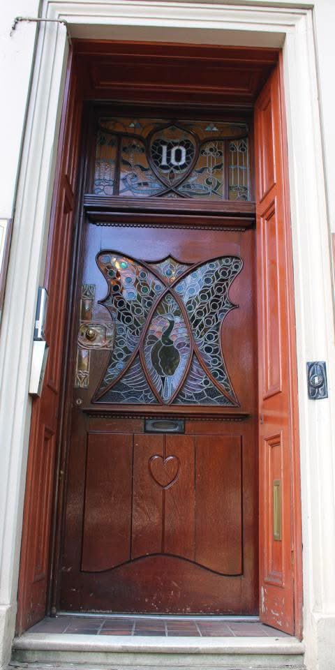 Doors, the way they do them in Glasgow…#Doors #Glasgow #Scotland #architecture <a href="/ScottishField/">Scottish Field</a> #design <a href="/VisitScotland/">VisitScotland</a> <a href="/Glasgow_Live/">Glasgow Live</a> <a href="/GlasgowCC/">Glasgow City Council</a>