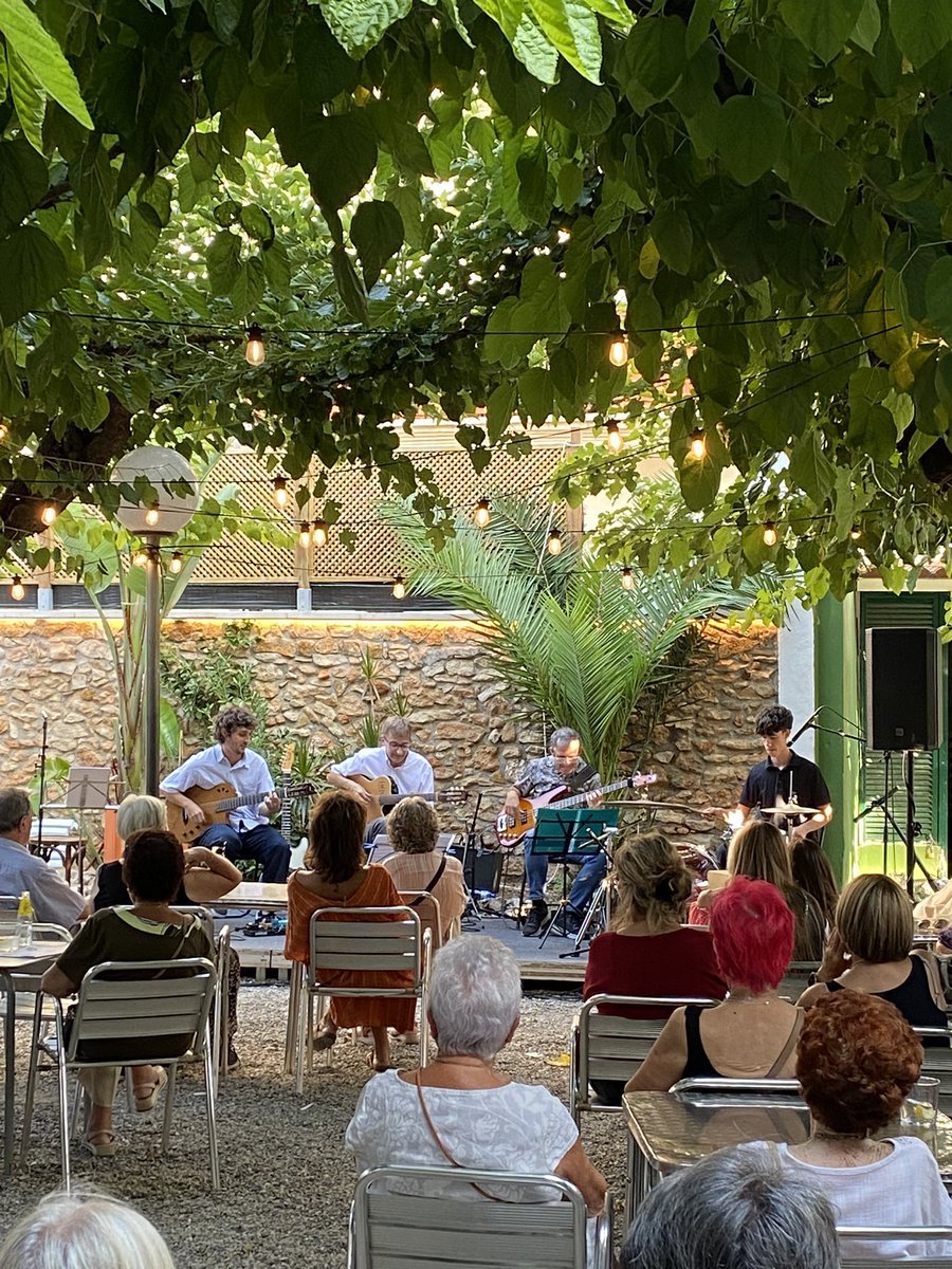 ✨Últim Capvespre viscut aquest passat diumenge als Jardins de l’entitat amb Guitarrejant la Festa. 

Una oda a la Festa Major i a la música de casa 🎶

➡️ 10/8 “Pradeja la festa”! A ritme de gralla descobreix el cartell del Festival Dona i dona la benvinguda a les Pubilles 2025!