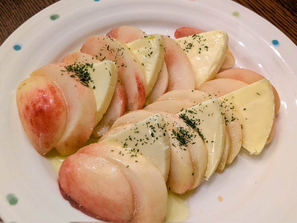 【捨てないレシピ🍑】
今回は『捨てないレシピ』p.170の「ももの皮ごとカプレーゼ」🍑🧀🍑🧀🍑🧀🍑🧀
簡単なのに映え映え＆おいしくて、終始テンション爆上がりだった🫶✨✨✨✨✨
ももの皮を丸ごと食べたのは案外初めてかも😳
#捨てないレシピ