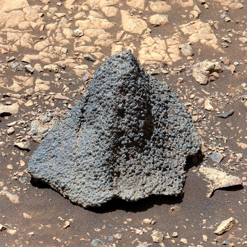 Ecco una strana roccia marziana.

Questa è un'immagine della fotocamera Mastcam-Z sinistra del rover Perseverance scattata pochi giorni fa su Marte, nel cratere Jezero.

La roccia sembra, a prima vista, nodulare.
In breve, si è formata attraverso la precipitazione di minerali