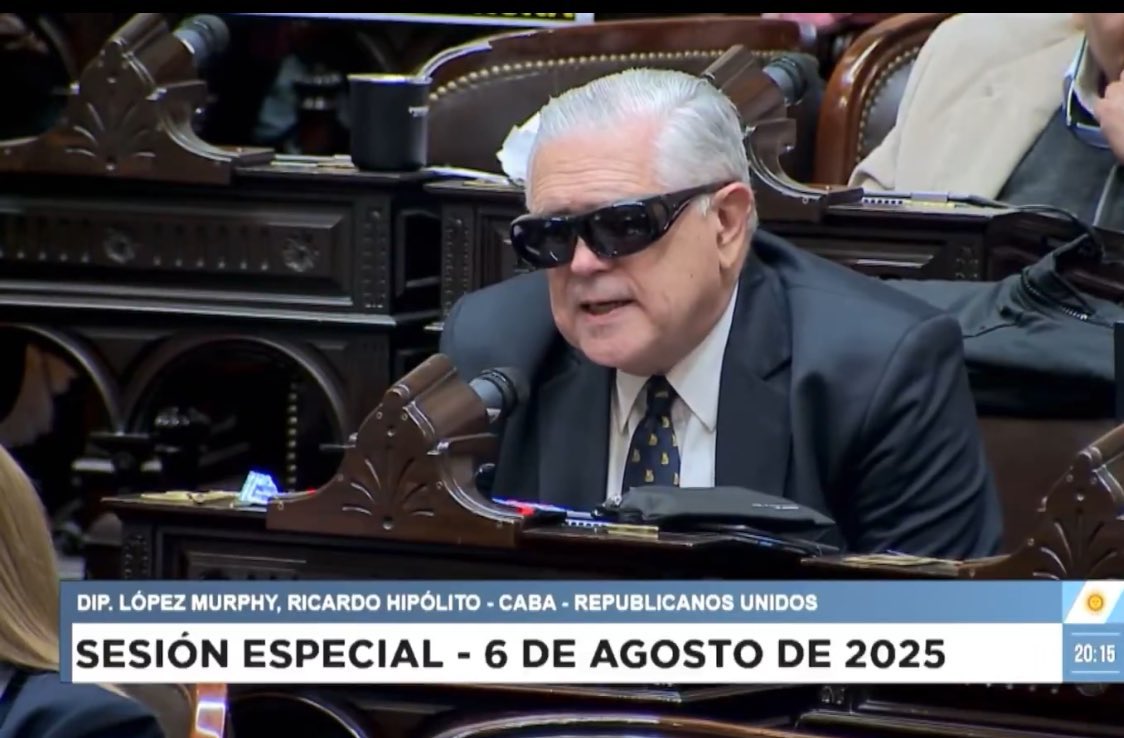 - ¿Pero usted no le votó todo a Milei ?
- No, ese es López Murphy, yo soy un Cyberdyne Systems T-800 modelo 101