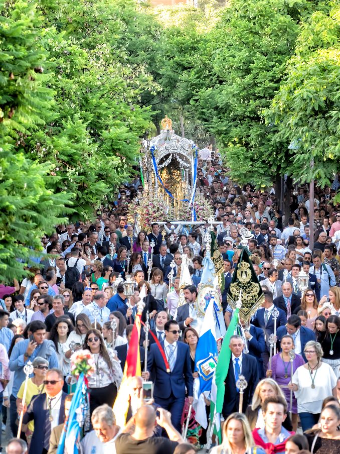 🟪 LA HERMANDAD DEL ROCÍO DE HUELVA PRESENTARÁ EL MIÉRCOLES SU MISIÓN JUBILAR

👉 En dicho acto se presentará también el cartel y el programa de los próximos meses. El proyecto propone que el Simpecado realice un recorrido por más de treinta barrios de Huelva.

📸 Esteban Romero