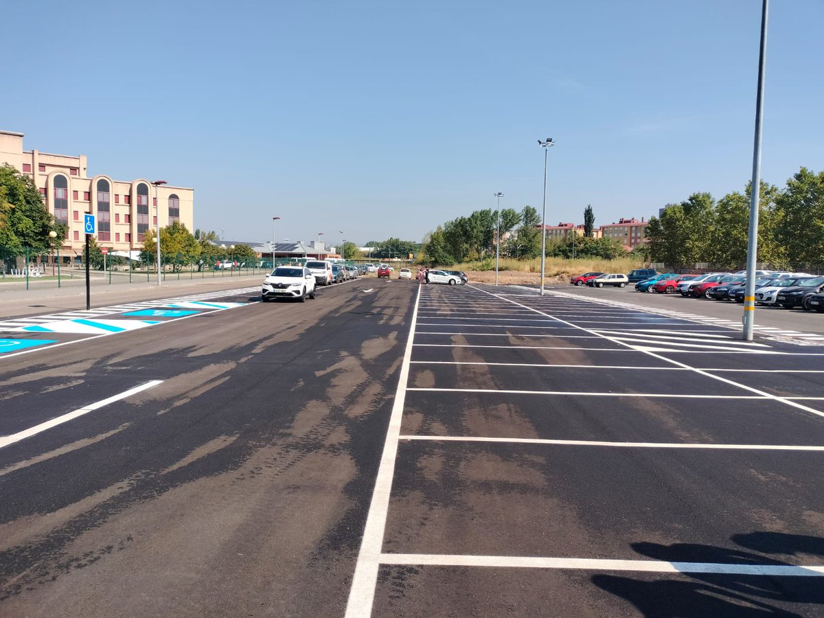 He inaugurado la ampliación del aparcamiento del Centro de Salud #Ponferrada III en Flores del Sil con 93 nuevas plazas: 80 en batería, 10 en línea y 3 para personas con movilidad reducida. Obra adjudicada por valor de 119.222€, que ha actuado sobre una superficie de 2.500 m²