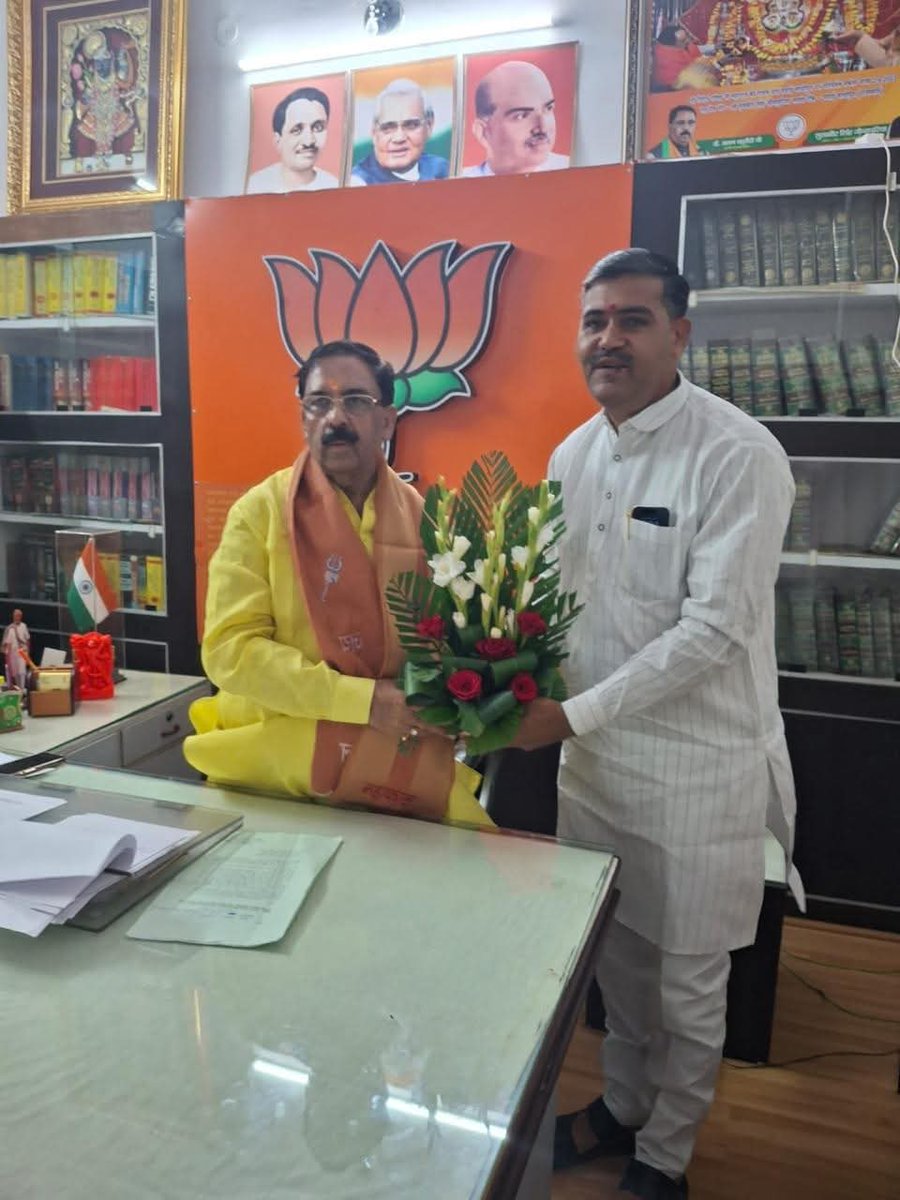 gssjalore's tweet image. #जयपुर प्रवास के दौरान राज्य वित्त आयोग के अध्यक्ष श्री @chaturvediarun1 जी से उनके आवास पर जिलाध्यक्ष श्री जसराज जी राजपुरोहित, प्रदेश प्रवक्ता डॉ जोगेंद्र सिंह जी सिलोर  एवं जिला उपाध्यक्ष श्री गिरधारी जी देवासी के साथ आत्मीय भेंट कर, शुभकामनाएं प्रेषित की।
#gssjalore