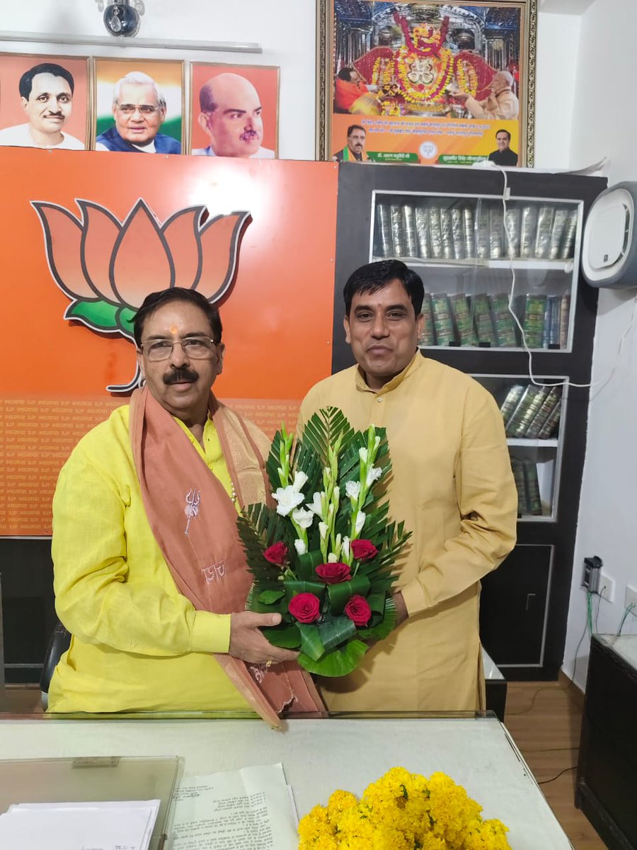 gssjalore's tweet image. #जयपुर प्रवास के दौरान राज्य वित्त आयोग के अध्यक्ष श्री @chaturvediarun1 जी से उनके आवास पर जिलाध्यक्ष श्री जसराज जी राजपुरोहित, प्रदेश प्रवक्ता डॉ जोगेंद्र सिंह जी सिलोर  एवं जिला उपाध्यक्ष श्री गिरधारी जी देवासी के साथ आत्मीय भेंट कर, शुभकामनाएं प्रेषित की।
#gssjalore