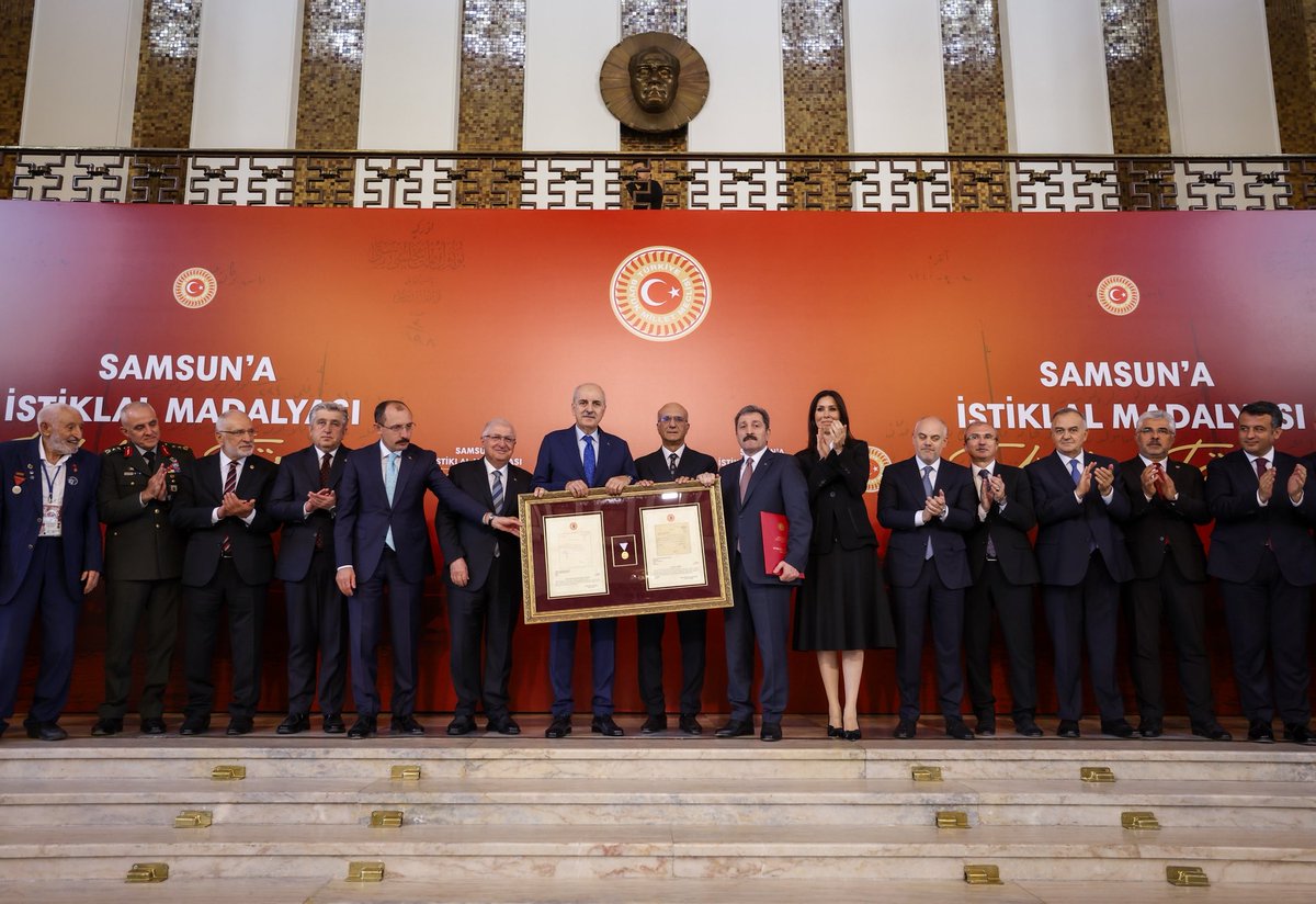 NumanKurtulmus's tweet photo. İstiklal ateşinin yakıldığı en önemli merkezlerden biri olan Samsun’a, Millî Mücadele’de ortaya koyduğu tarihi kararlılığı, cesareti ve özverisi dolayısıyla Gazi Meclisimizde gerçekleştirdiğimiz törenle İstiklal Madalyası'nı ve beratını takdim ettik.

İlk Cumhurbaşkanımız ve ilk Meclis Başkanımız Gazi Mustafa Kemal Atatürk’ün imzasıyla verilen bu İstiklal Madalyası'nı, 101 yıl sonra 30. Meclis Başkanı olarak Samsun iline fiilen teslim etmekten çok büyük bir onur duyuyorum.

Vefanın sembolü, millî değerlere bağlılığımızın ilanı, istiklal ruhuna sıkı sıkıya bağlı olduğumuzun göstergesi olan İstiklal Madalyası'nın Samsun ilimize hayırlı olmasını diliyor, Samsunlu hemşehrilerimizi muhabbetle selamlıyorum.