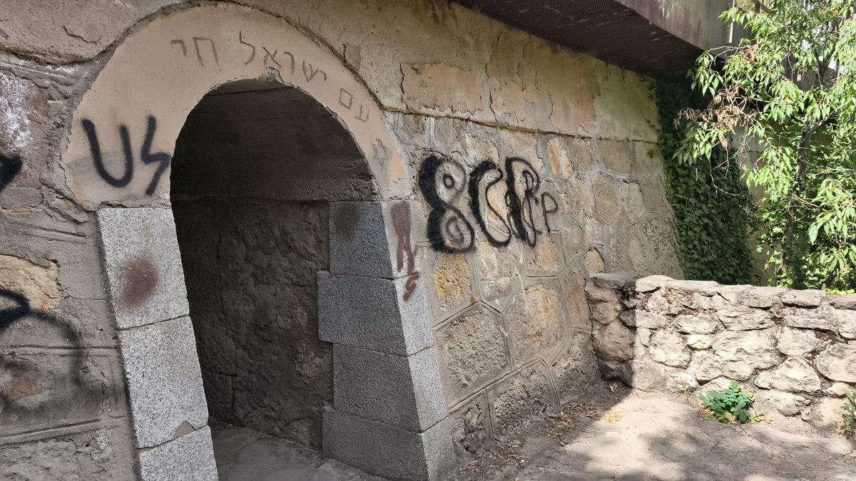 Condenamos enérgicamente las pintadas antisemitas aparecidas en el cementerio judío de Segovia, realizadas con grafitis vinculados a Ultra Sur. <a href="/segovia_es/">Ayuntamiento de Segovia</a>