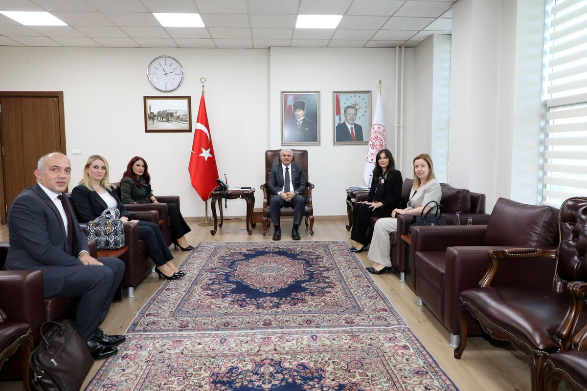 İçişleri Bakanlığı İller İdaresi Genel Müdürlüğü Daire Başkanı Kübra Kurtoğlu Vural ve beraberindeki heyet Valimiz İbrahim Akın’ı ziyaret etti.

Vali yardımcısı Fatmagül Dalmış’ın da eşlik ettiği ziyarette, yerel yönetim hizmetleri ve kamu idaresine ilişkin konular
