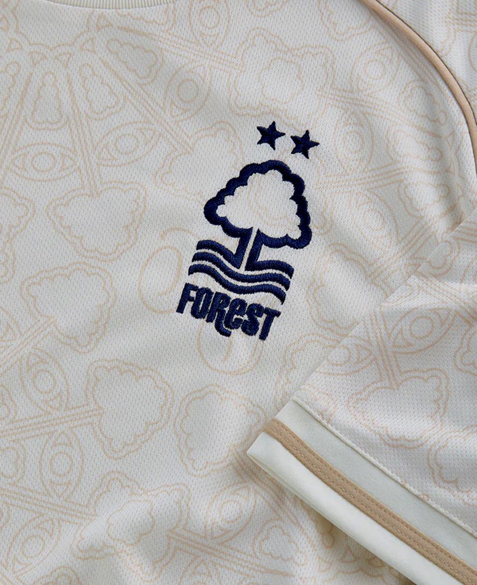 CapitalR's tweet photo. adidas x Nottingham Forest away shirt 2025/26

Love it 😍
Off-white main colour, gold lines &amp; navy-black logo (?)

The details on the shirt, pays tribute to the Lace Market’s history, featuring a lace pattern that combines the club’s iconic crest with the NG postcode.

#NFFC https://t.co/T99v6NlEWp