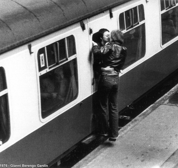 ..𝘌 𝘪𝘯 𝘲𝘶𝘦𝘭 𝘮𝘰𝘮𝘦𝘯𝘵𝘰, 
𝘭𝘰 𝘨𝘪𝘶𝘳𝘰, 
𝘦𝘳𝘢𝘷𝘢𝘮𝘰 𝘪𝘯𝘧𝘪𝘯𝘪𝘵𝘪...

𝘚𝘵𝘦𝘱𝘩𝘦𝘯 𝘊𝘩𝘣𝘰𝘴𝘬𝘺

#berengogardin 
#fotografia
#photography

© Gianni Berengo Gardin