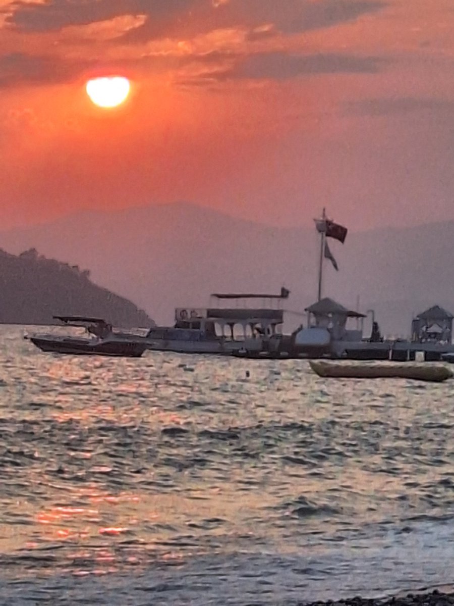 Bazen durmak gerekir.
Şarj olmak, yeniden yön bulmak, iç sesi yeniden duymak için.

Sürekli üretmek, hep ileri gitmek isteriz. Ama asıl gelişim, bazen durmayı göze alabildiğimizde başlar. Kendimize alan tanımak; eski alışkanlıkları sorgulamak, yeniliklere yer açmaktır.

Bir ekip